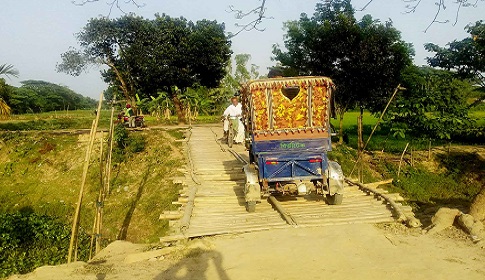 ১০ গ্রামের মানুষের চলাচল এই বাঁশের সাঁকো দিয়ে আর কতদিন ?