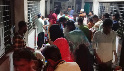 কুষ্টিয়ায় আধিপত্য বিস্তারকে কেন্দ্র করে হামলা বসতঘরে আগুন, আহত ২৫