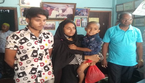 রাস্তায় পাওয়া শিশুটিকে তার পিতা-মাতার কাছে হস্তান্তর