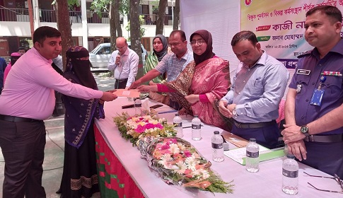 শ্রীনগরে হারভেস্টারে ধান কর্তন কার্যক্রম উদ্বোধন ও আর্থিক অনুদানের চেক বিতরণ 