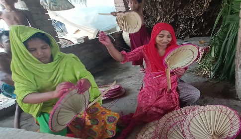 মহম্মদপুরে পাখা পল্লীতে ব্যস্ত সময় পার করছে কারিগররা 
