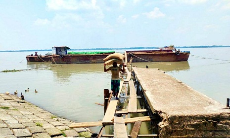 জেটি নেই খাদ্য গুদাম ঘাটে! চরম ভোগান্তিতে শ্রমিকরা