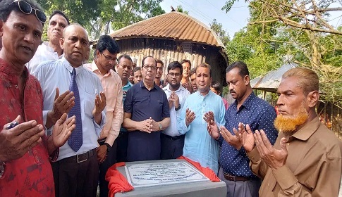 মহম্মদপুরে সড়কের ভিত্তিপ্রস্তর স্থাপন করলেন বীরেন শিকদার