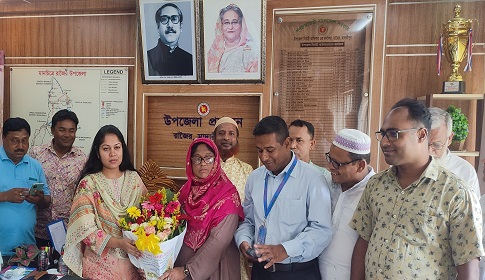 রাজৈরে নবাগত উপজেলা নির্বাহি অফিসারকে রাজৈর প্রেসক্লাবের নেতৃবৃন্দের ফুলেল শুভেচ্ছা