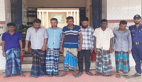 রাজনগরে ফার্নিচারের দোকান থেকে ৭ জুয়ারি আটক 