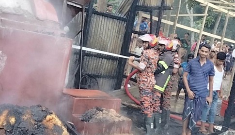 মাদারীপুরের ডাসারে আগুনে পুড়ে মুড়ির কারখানা ছাই