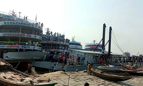 প্রায় ৬০ ঘণ্টা পর চাঁদপুর নৌরুটে লঞ্চ চলাচল স্বাভাবিক