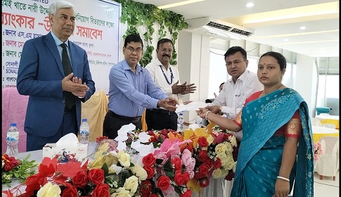 গোপালগঞ্জে ৩২ লাখ টাকার উদ্যোক্তা ঋণ পেল ১২ নারী উদ্যোক্তা  