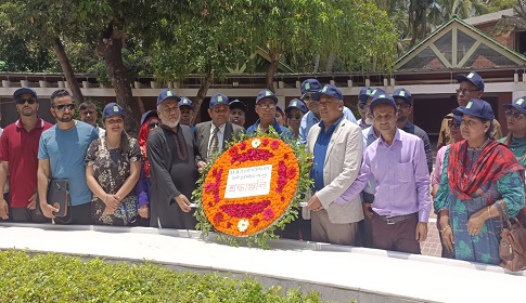 টুঙ্গিপাড়ায় বঙ্গবন্ধুর সমাধিতে বিদেশি ১৫ প্রকৌশলীর শ্রদ্ধা