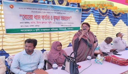 পলাশবাড়ীতে কম্বাইন হার্ভেস্টার দিয়ে বোরো ধান কর্তন ও কৃষক সমাবেশ