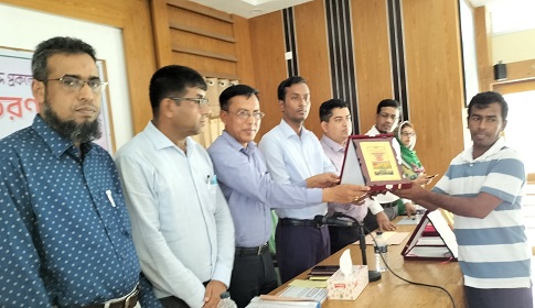 গোপালগঞ্জে তেল ফসল চাষাবাদে সফল চাষীদের মধ্যে পুরস্কার বিতরণ