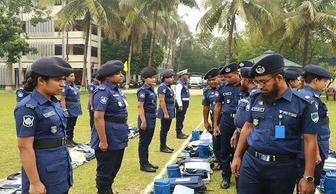 মাগুরায় জেলা পুলিশের কিট প্যারেড  