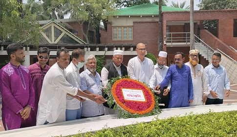 টুঙ্গিপাড়ায় জাতির পিতার সমাধিতে জেলা আ.লীগের শ্রদ্ধা  