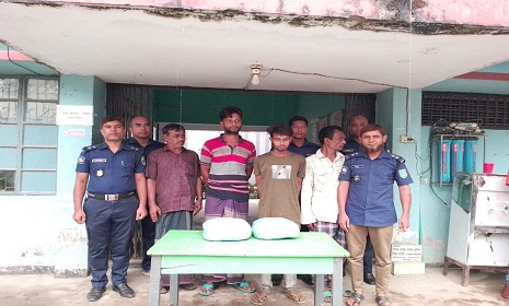 খানসামায় ৪ কেজি গাঁজাসহ চার মাদক ব্যবসায়ী আটক