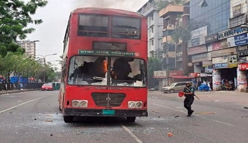 সায়েন্সল্যাবে বিএনপি-পুলিশ সংঘর্ষ, বাসে আগুন