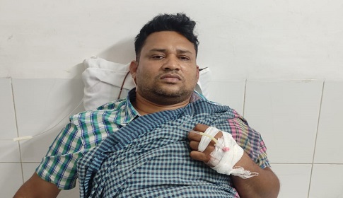 সাভারে ছিনতাইকারীর ছুরিকাঘাতে ডিবি পুলিশ আহত, আটক ২