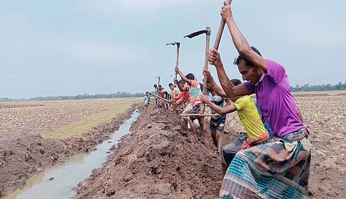 মান্দার চককসবা বিলে প্রভাবশালীদের বাঁধ অপসারণ করছে জেলেরা