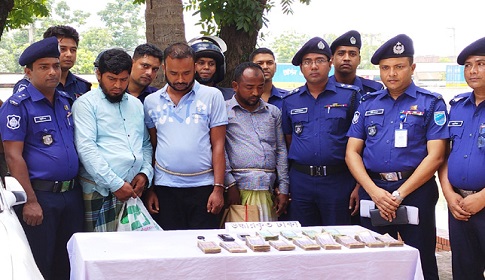 সাভারে ইসলামী ব্যাংকের ছিনতাই হওয়া ১১ লাখ টাকাসহ গ্রেপ্তার ৩