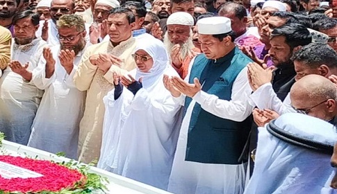 বঙ্গবন্ধুর সমাধিতে মেয়র জায়েদা খাতুনের শ্রদ্ধা