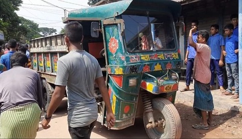 সাতক্ষীরায় নানার বাড়ি থেকে বাড়ি ফেরার পথে নছিমনের ধাক্কায় স্কুলছাত্রের মৃত্যু