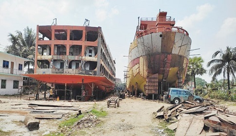 কর্ণফুলীতে পরিবেশের ১২টা বাজাচ্ছে ‘ডকইয়ার্ড’