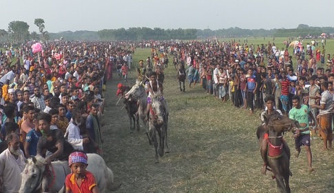 পাটকেলঘাটায় ঘোড়দৌড় প্রতিযোগিতা