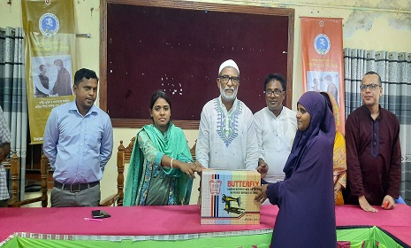আদমদীঘিতে প্রধানমন্ত্রীর দেওয়া সেলাই মেশিন বিতরণ