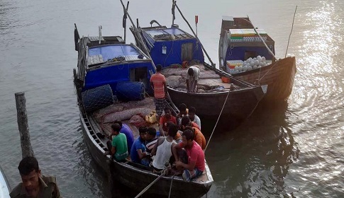 সুন্দরবনে প্রথম দিনে ৪ ফিশিং ট্রলারসহ ২৪ জেলে আটক