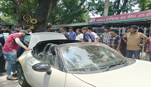 বিলাসবহুল গাড়িসহ অনলাইন জুয়াড়ি আটক