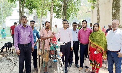 রাণীনগরে ভিক্ষুকদের মাঝে চার্জার ভ্যানগাড়ি ও ছাগল বিতরণ