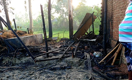 মান্দায় কয়েলের আগুনে পুড়ল কৃষকের বসতবাড়ি