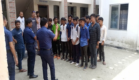 ক্লাস ফাঁকি দিয়ে আড্ডা, ২৪ শিক্ষার্থী আটক