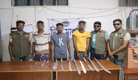 মাগুরায় দেশীয় অস্ত্র ধরে চাঁদাবাজি, আটক ৩ 