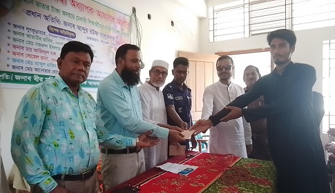 বীরমুক্তিযোদ্ধার ভাতার টাকা মেধাবী ও অসহায় শিক্ষার্থীদের মাঝে বিতরণ