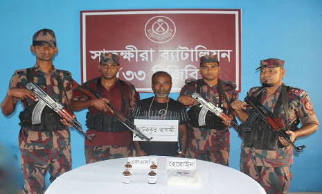 কলারোয়া সীমান্ত থেকে মাদকসহ সাবেক ইউপি সদস্য আটক