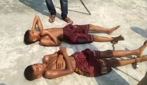 চুরির অভিযোগে দুই শিশুকে পায়ে শিকল বেঁধে গরম চাতালে শুইয়ে নির্যাতন