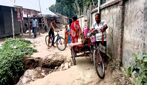 সালথায় রাস্তা ধ্বসে দুর্ভোগে শিক্ষার্থী ও এলাকাবাসী