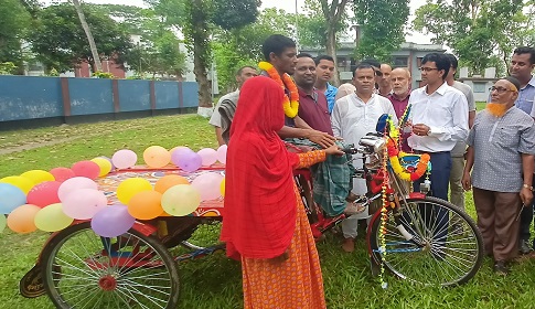 নতুন অটো ভ্যান পেয়ে মুখে হাসি ফুটেছে প্রতিবন্ধী মোহাম্মদ শেখের 