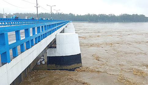 বিপৎসীমা ছুঁই ছুঁই করছে তিস্তা, পানিবন্দি পাঁচ হাজার পরিবার