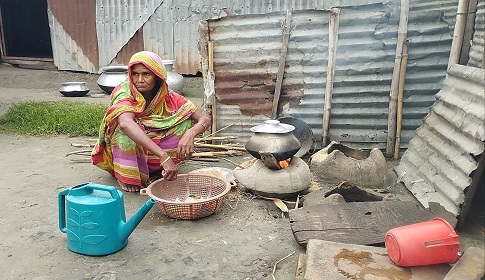 ‘বাড়ির চারিদিকে পানি, বাহির হওয়া যাচ্ছে না’