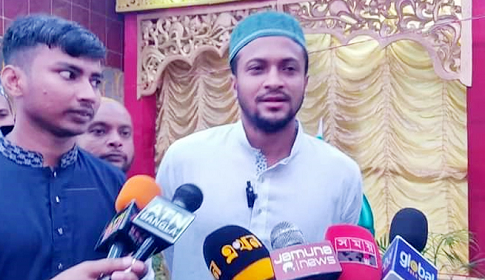 নিজ গ্রামে ঈদের নামাজ আদায় করলেন সাকিব