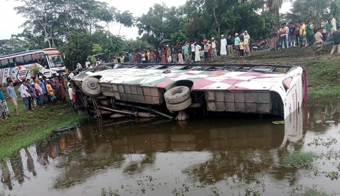 কলাপাড়ায় যাত্রীবাহী বাস উল্টে নিহত ১