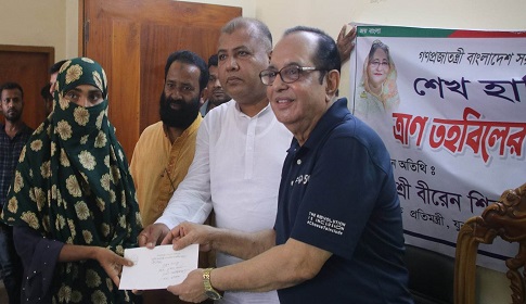 মাগুরায় প্রধানমন্ত্রীর চিকিৎসা সহায়তার চেক পেলেন ৪৮ জন