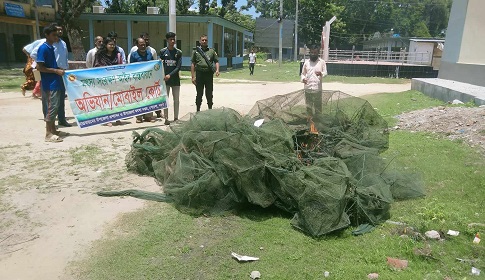 পোরশায় অবৈধ জাল পোড়ালেন ইউএনও