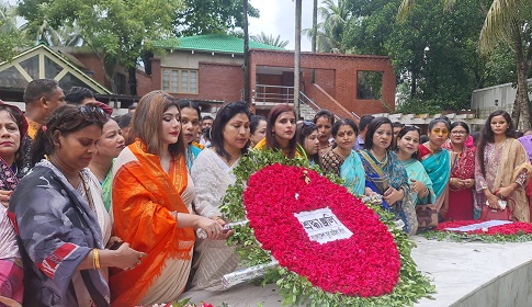 জাতির পিতার সমাধিতে যুব মহিলা লীগের কেন্দ্রীয় কমিটির শ্রদ্ধা  