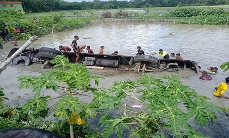 ঝালকাঠিতে অতিরিক্ত যাত্রী নিয়ে দ্রুতগামী বাস নিয়ন্ত্রণ হারিয়ে পুকুরে, নিহত ১৭