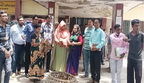 মান্দায় আদিবাসীদের মাঝে হাঁস বিতরণ