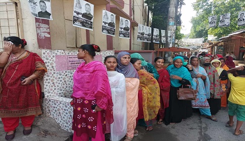 পুরুষ ভোটারের চেয়ে নারী ভোটার বেশি