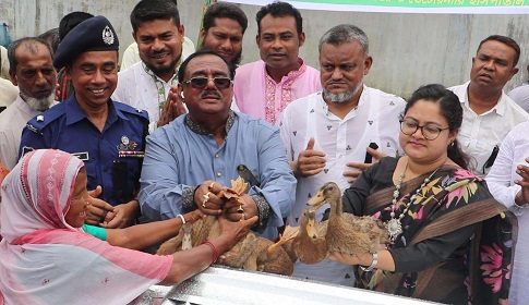 ‘প্রধানমন্ত্রী শেখ হাসিনা আদিবাসীদের স্বাবলম্বী করছেন’