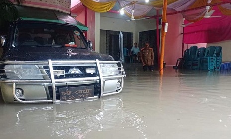 হাঁটু সমান পানিতে বন্দী চসিক মেয়র!